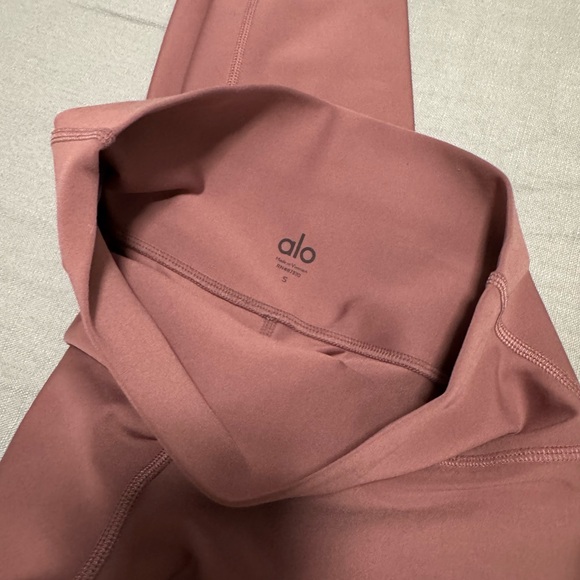 ALO Yoga Airlift Workout Leggings 3/4 Length Mauve Woodrose (small) - Picture 4 of 10